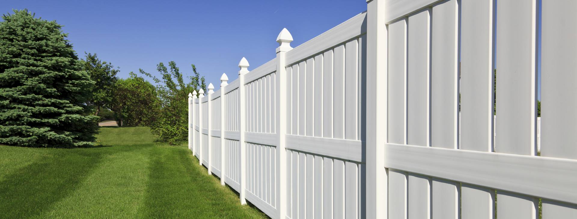 Triple Creek Yardscapes has been installing
beautiful fences in Minnesota for many years